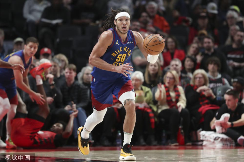 而她和哥哥 而她和哥哥