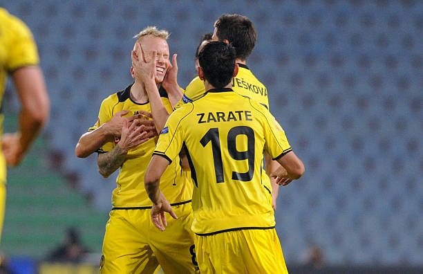 足球中脱颖 足球中脱颖